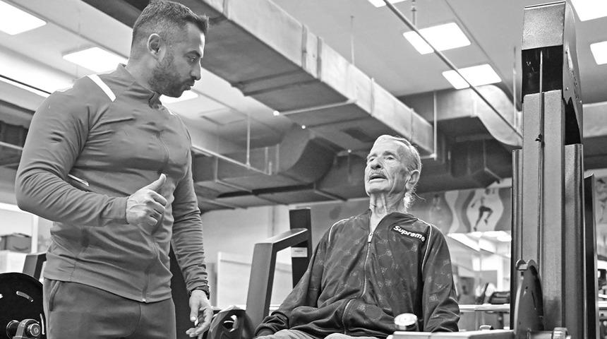 86 yaşında 16'lıklara taş &ccedil;ıkartıyor: "S&uuml;per Dede"nin sırrı