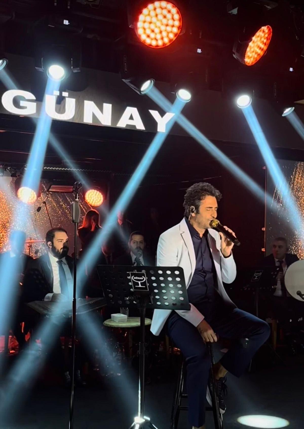 Mahsun Kırmızıg&uuml;l, G&uuml;nay Restaurant sahnesinde! İstanbul&rsquo;da unutulmaz gece 3