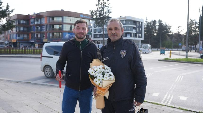 D&uuml;zce'de polislere '10 Nisan Polis G&uuml;n&uuml;' s&uuml;rprizi