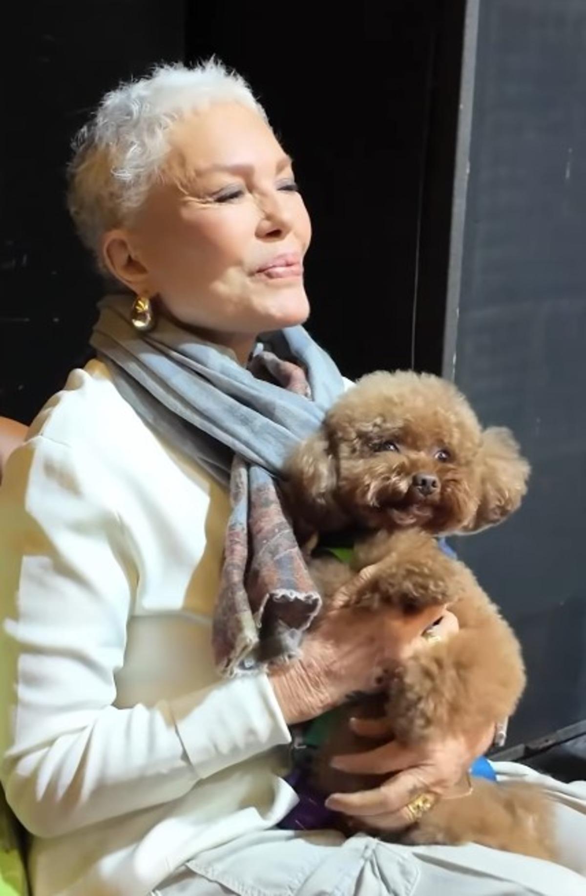 Akciğer kanseriyle mücadele ediyordu! Semiramis Pekkan peruğunu çıkardı 3