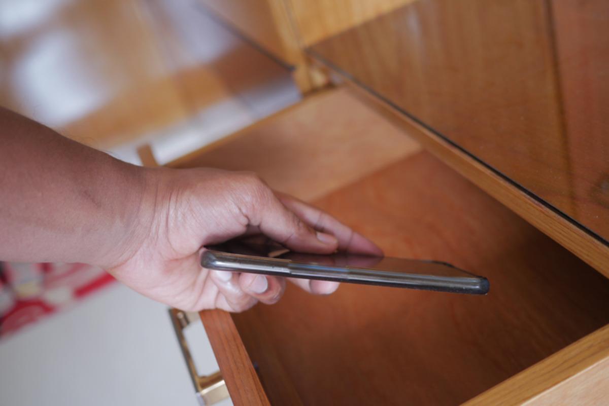 &Ccedil;ekmecede dururken eski telefonlar tehlike sa&ccedil;ıyor 2