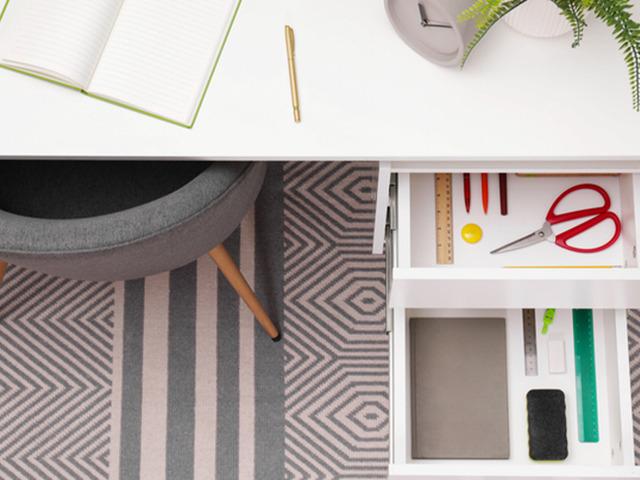 &Ccedil;ekmecede dururken eski telefonlar tehlike sa&ccedil;ıyor