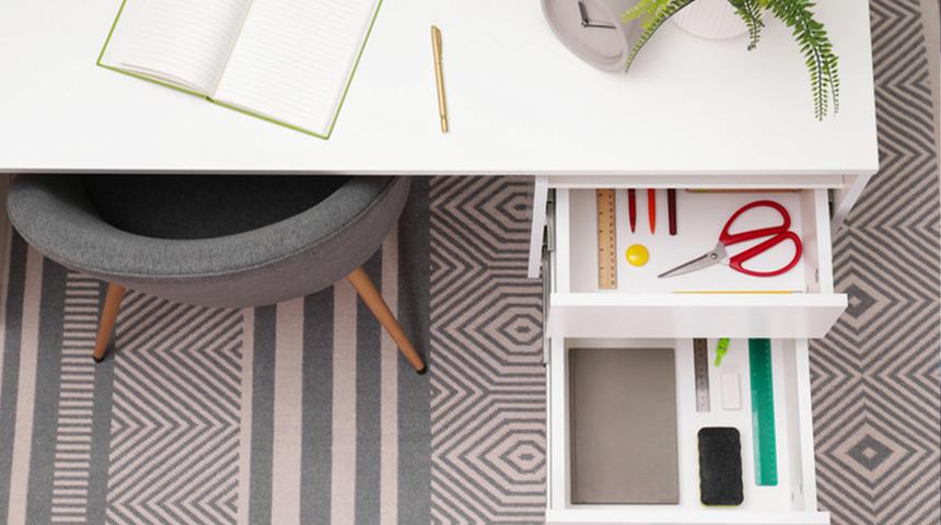 &Ccedil;ekmecede dururken eski telefonlar tehlike sa&ccedil;ıyor