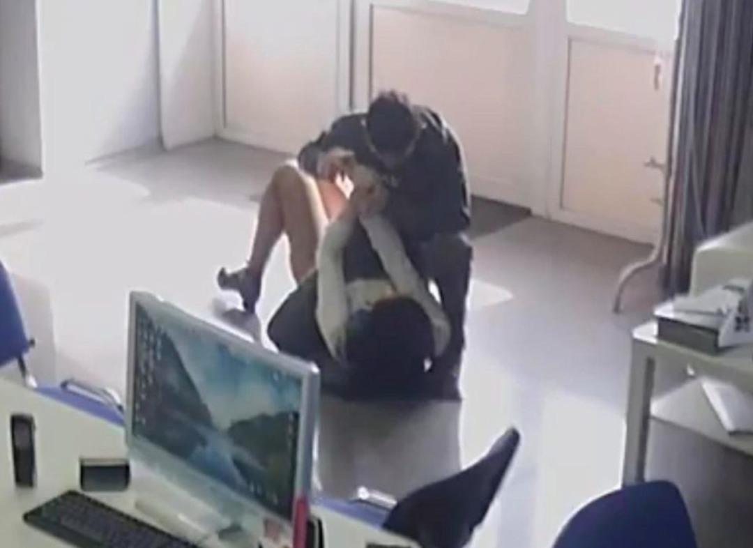 Elini kolunu sallayarak iş yerine girdi, yalnız &ccedil;alışan kadına tecav&uuml;z girişiminde bulundu