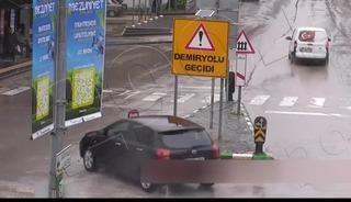 Otomobil durakta bekleyenleri teğet ge&ccedil;ti: O anlar kamerada