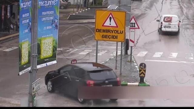 Kontrolden çıkan otomobil durakta bekleyenleri teğet geçti: O anlar kamerada