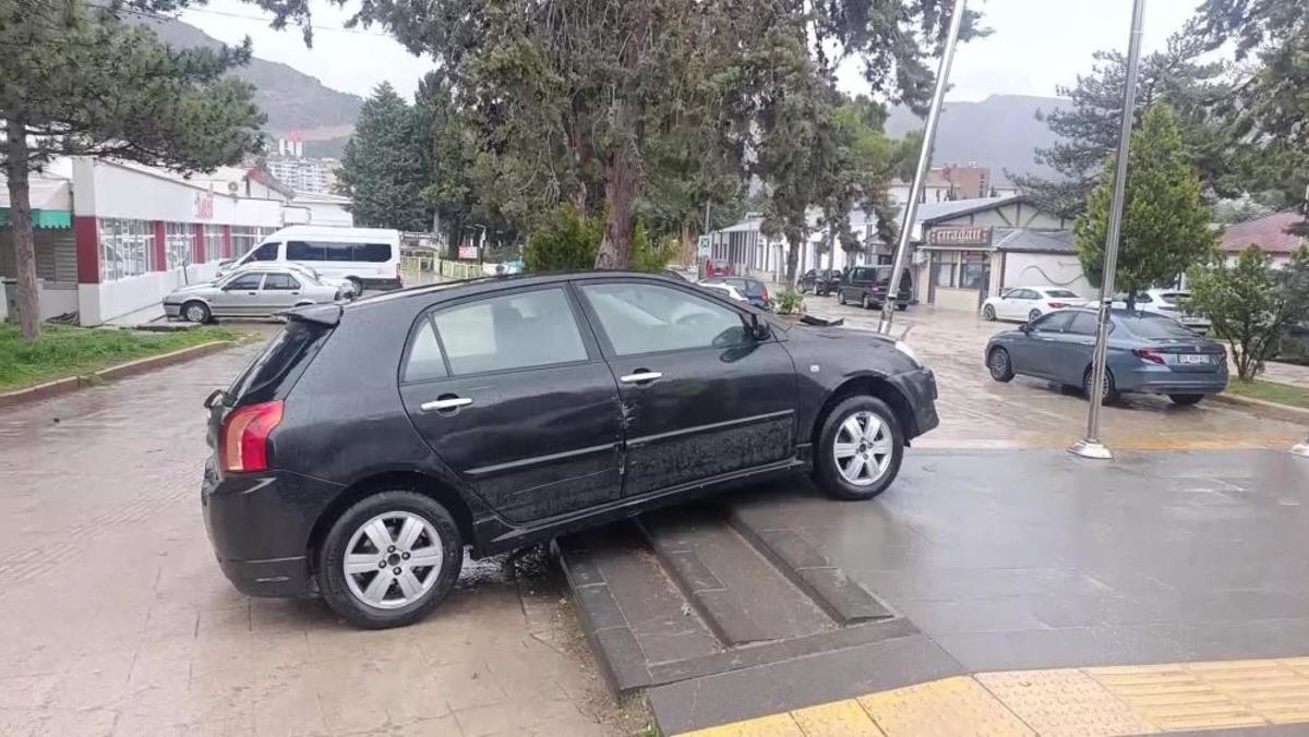 Kontrolden &ccedil;ıkan otomobil durakta bekleyenleri teğet ge&ccedil;ti: O anlar kamerada 1