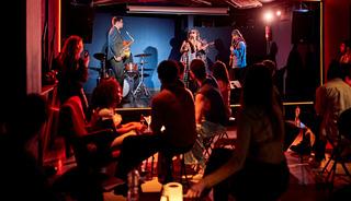 Barda tanışıp evine g&ouml;t&uuml;rd&uuml;! Kapı &ccedil;alınca...