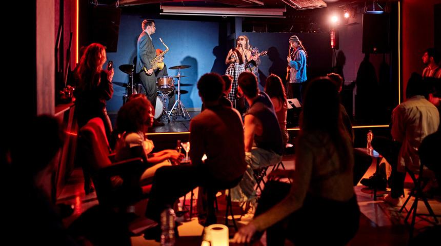 İş adamının kabus gecesi: Barda tanışıp evine g&ouml;t&uuml;rd&uuml;! Kapı &ccedil;alınca...