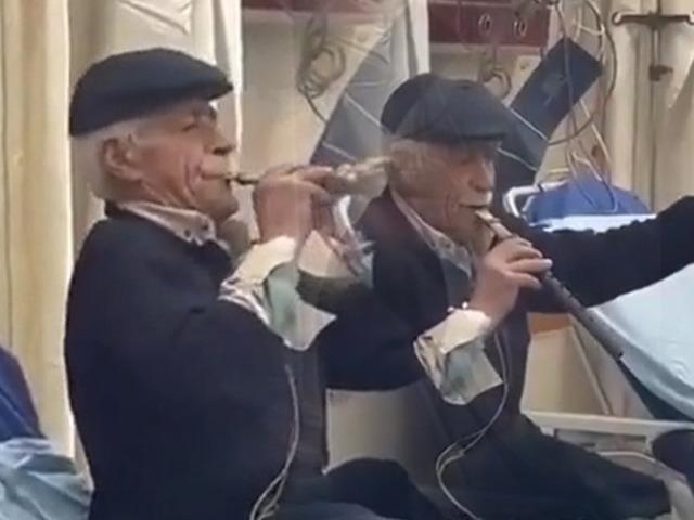 Acile giden adam bir anda kaval &ccedil;almaya başladı! Sebebi şaşırttı