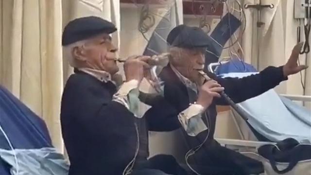 Acile giden adam bir anda kaval çalmaya başladı! Sebebi şaşırttı