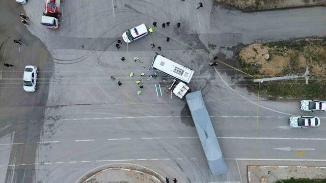 Karaman’da işçi servisi ile tır çarpıştı: 12 yaralı 9