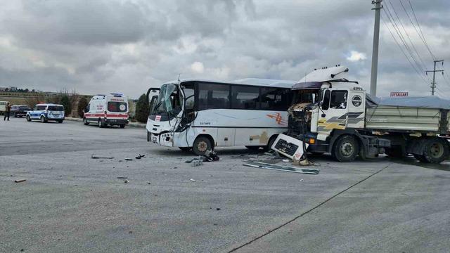 Karaman’da işçi servisi ile tır çarpıştı: 12 yaralı 8