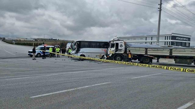 Karaman’da işçi servisi ile tır çarpıştı: 12 yaralı 7