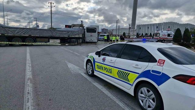 Karaman’da işçi servisi ile tır çarpıştı: 12 yaralı 6