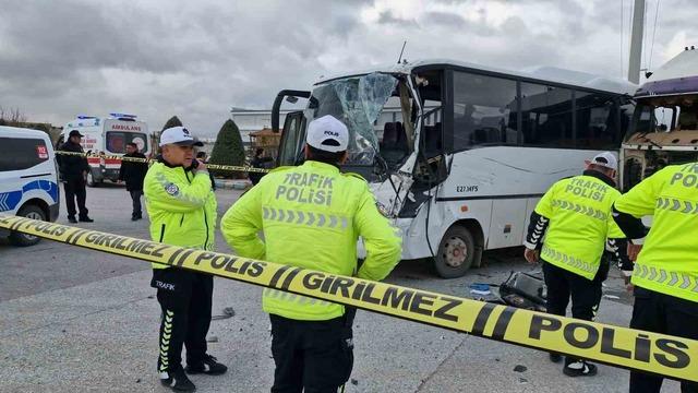 Karaman’da işçi servisi ile tır çarpıştı: 12 yaralı 5