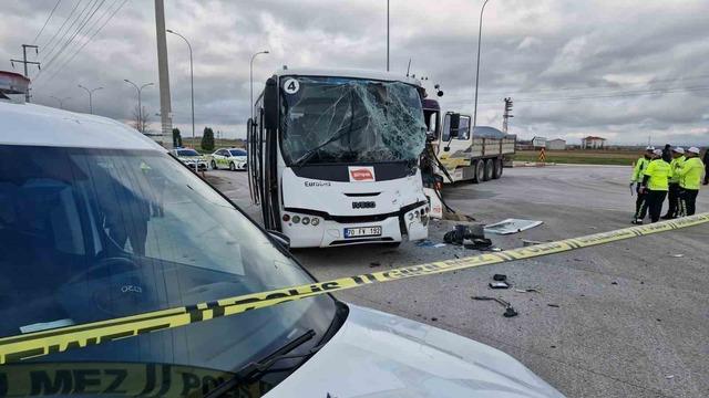 Karaman’da işçi servisi ile tır çarpıştı: 12 yaralı 3