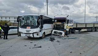Karaman&rsquo;da iş&ccedil;i servisi ile tır &ccedil;arpıştı: 12 yaralı