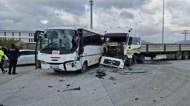 Karaman’da işçi servisi ile tır çarpıştı: 12 yaralı