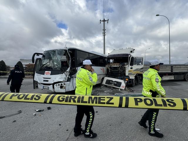Karaman da işçi servisi ile tır çarpıştı, 12 kişi yaralandı 2