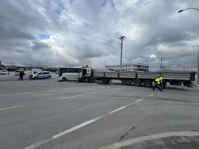Karaman da işçi servisi ile tır çarpıştı, 12 kişi yaralandı 1