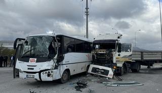 Karaman'da iş&ccedil;i servisi ile tır &ccedil;arpıştı, 12 kişi yaralandı