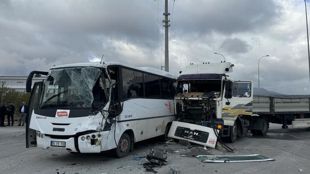 Karaman'da işçi servisi ile tır çarpıştı, 12 kişi yaralandı