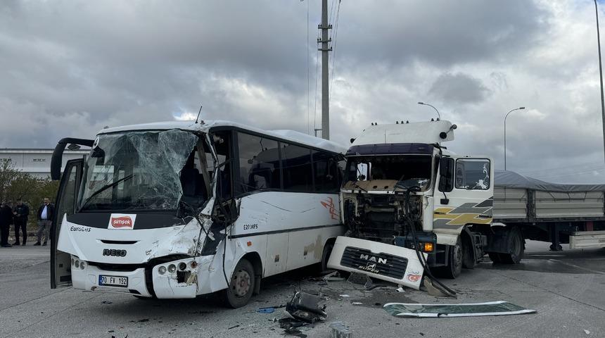 Karaman'da iş&ccedil;i servisi ile tır &ccedil;arpıştı, 12 kişi yaralandı