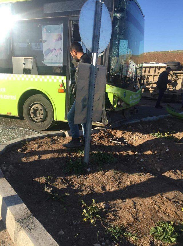 Tarım işçisi kadınları taşıyan minibüs ile otobüs çarpıştı: 10 yaralı