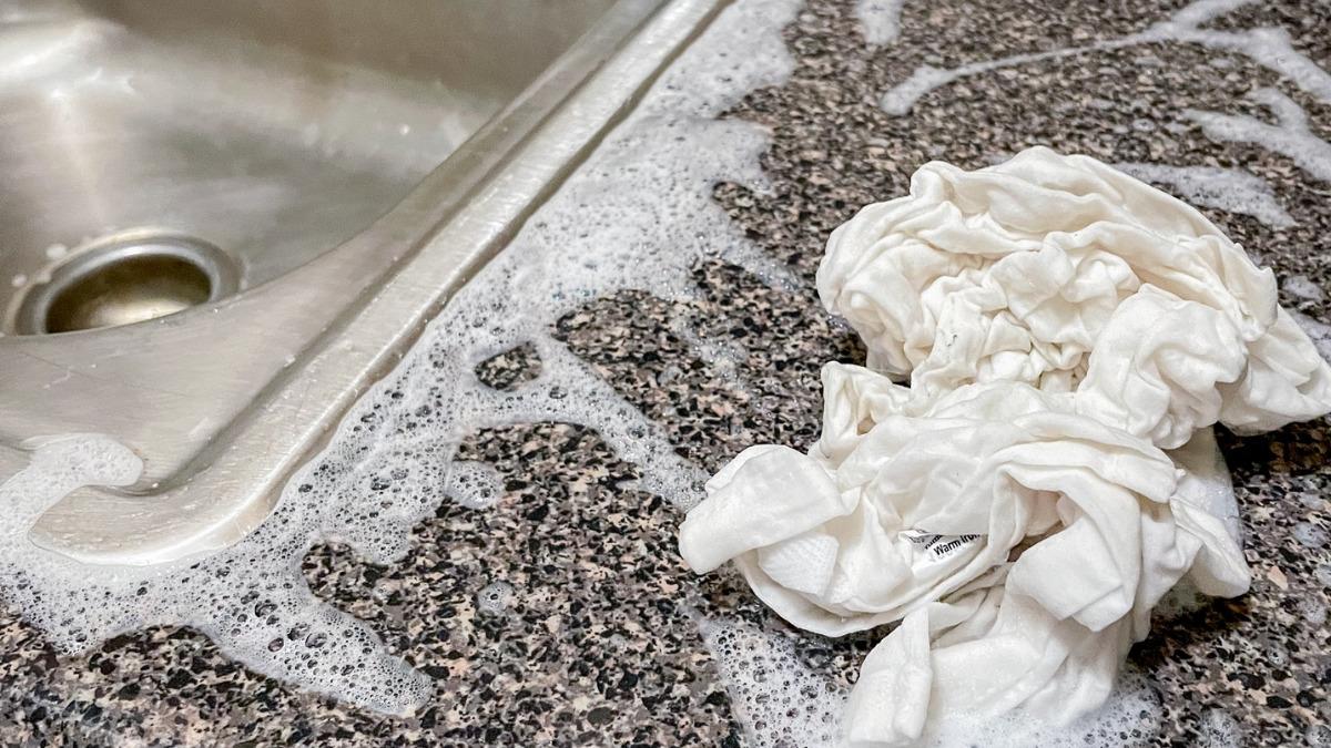 S&uuml;rekli bilgisayar başında olmaktan boynu tutulanlar i&ccedil;in bel ve sırt ağrıtmayan temizlik &ouml;nerileri 5