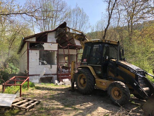 Orman arazisindeki kaçak ev yıkıldı