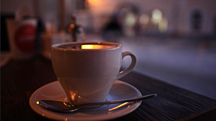 Akşamları kahve i&ccedil;iyor musun?