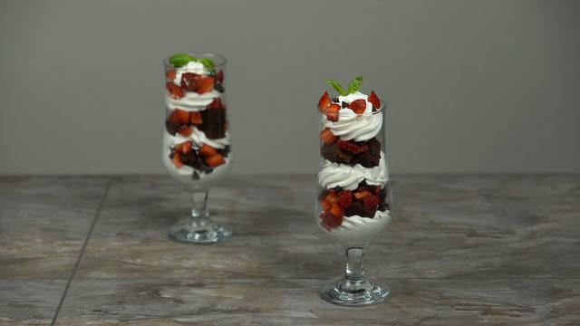 Aşk gibi bir tarif: Çilekli brownie cheesecake tarifi