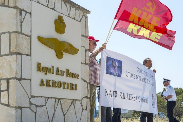 Kıbrıs'ın iki tarafında İngiltere ve NATO'ya tepki