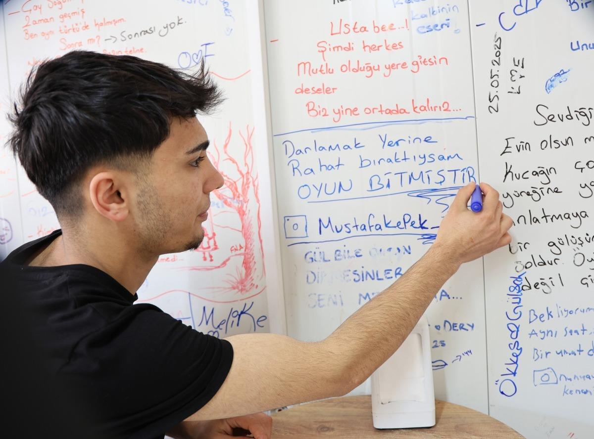 Konteynerdeki &ccedil;iğ k&ouml;fteci  duygu duvarı na d&ouml;n&uuml;şt&uuml; 5