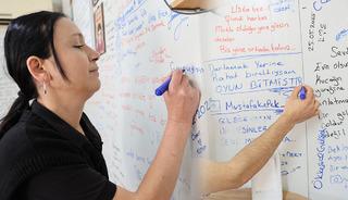 Konteynerdeki &ccedil;iğ k&ouml;fteci 'duygu duvarı'na d&ouml;n&uuml;şt&uuml;