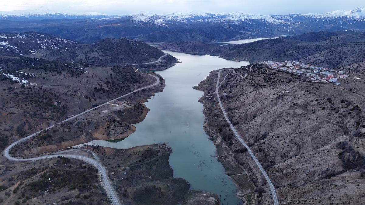 14 yıl sonra ortaya çıkan köy yeniden kayboldu! Geriye sadece minare kaldı 1
