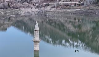 14 yıl sonra ortaya &ccedil;ıkan k&ouml;y yeniden kayboldu! Geriye sadece minare kaldı