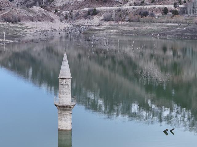 14 yıl sonra ortaya &ccedil;ıkan k&ouml;y yeniden kayboldu! Geriye sadece minare kaldı