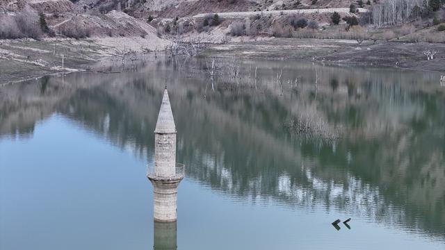 14 yıl sonra ortaya çıkan köy yeniden kayboldu! Geriye sadece minare kaldı