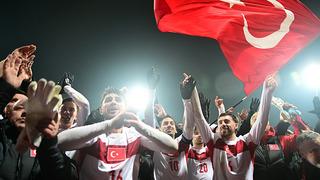 Son dakika: Herkes merakla bekliyordu! Milli Takım marşı i&ccedil;in a&ccedil;ıklama geldi: Kalple yazdım