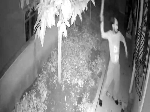 Avcılar&rsquo;da ev ve ara&ccedil;lara saldırdı: 20 su&ccedil; kaydı ortaya &ccedil;ıktı!