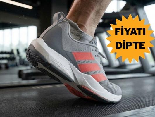  G&uuml;&ccedil; ve konfor sizinle: Adidas ayakkabı yarı fiyatına d&uuml;şt&uuml;