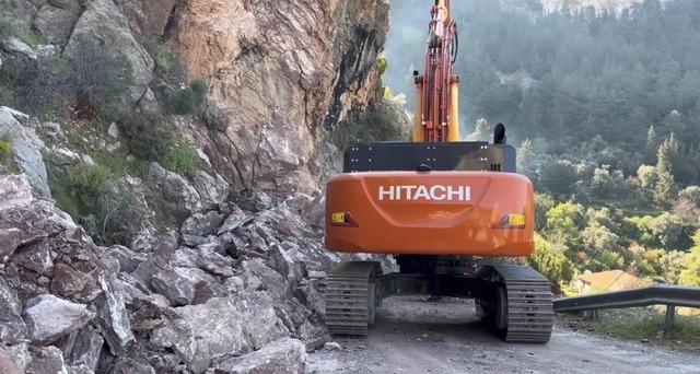 Fethiye de kaya par&ccedil;aları yolu kapattı: &Ccedil;alışma başlatıldı 4