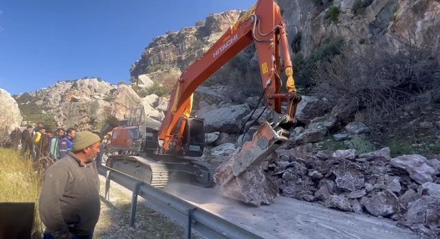Fethiye de kaya par&ccedil;aları yolu kapattı: &Ccedil;alışma başlatıldı 3