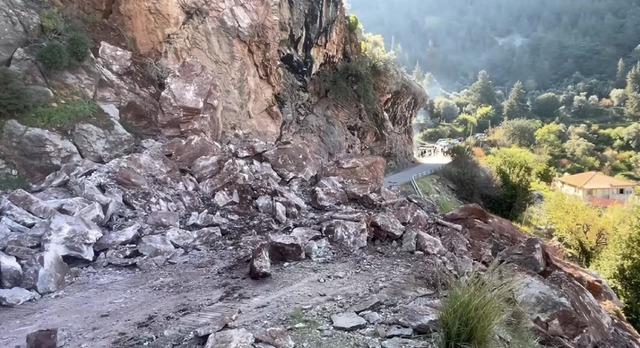 Fethiye de kaya par&ccedil;aları yolu kapattı: &Ccedil;alışma başlatıldı 2