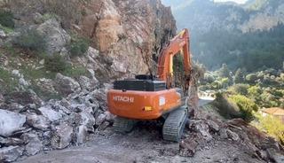 Fethiye'de kaya par&ccedil;aları yolu kapattı: &Ccedil;alışma başlatıldı