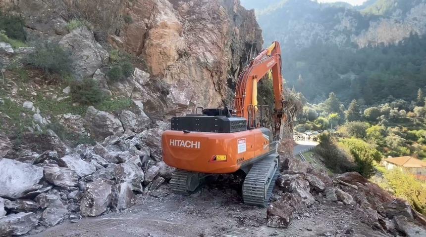 Fethiye'de kaya par&ccedil;aları yolu kapattı: &Ccedil;alışma başlatıldı