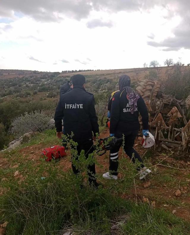 Adıyaman da trakt&ouml;r devrildi: S&uuml;r&uuml;c&uuml;s&uuml; &ouml;ld&uuml;! 1