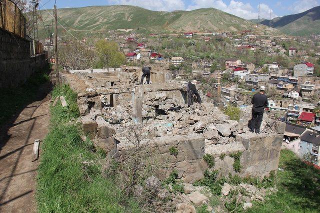 Bitlis’teki metruk binalar yıktırılıyor